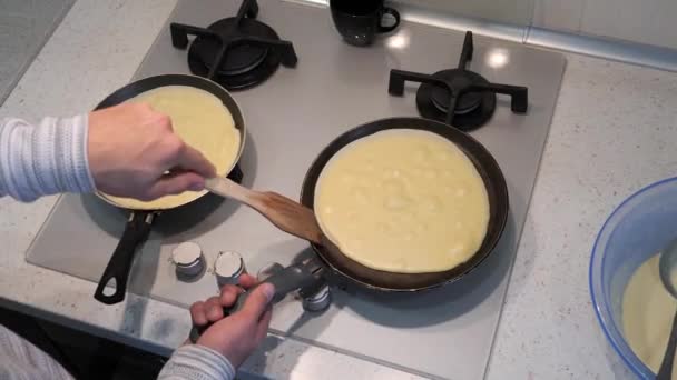 薄手のルディパンケーキの準備 鍋で焼くと — ストック動画