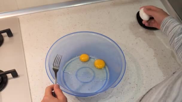 Krep Hamurunu Yoğur Yumurtaları Kır — Stok video