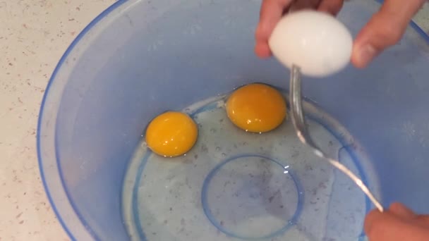 Krep Hamurunu Yoğur Yumurtaları Kır — Stok video