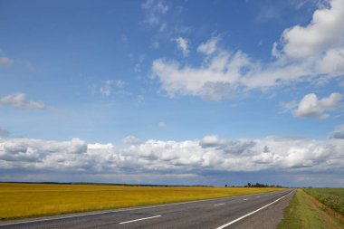 Gökyüzünün altındaki tarlaların arasında bulut 2020