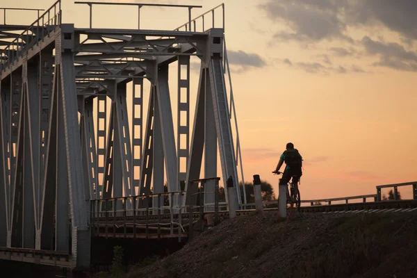 Rowerzysta Jeździ Torach Kolejowych Przez Most 2020 — Zdjęcie stockowe