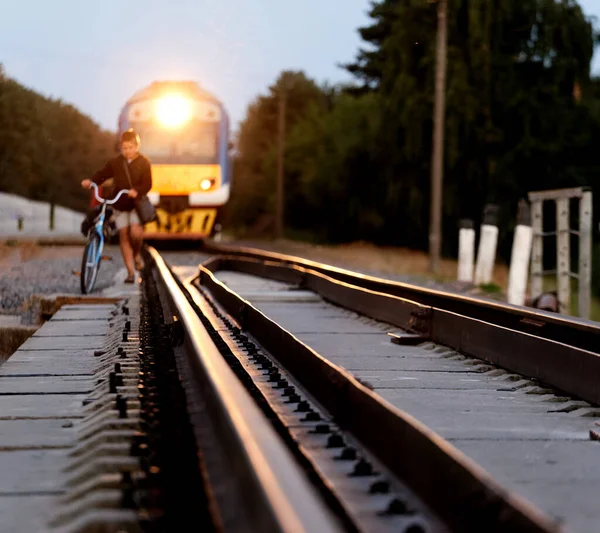 Menino Ciclista Perigoso Ferrovia Frente Trem 2020 — Fotografia de Stock