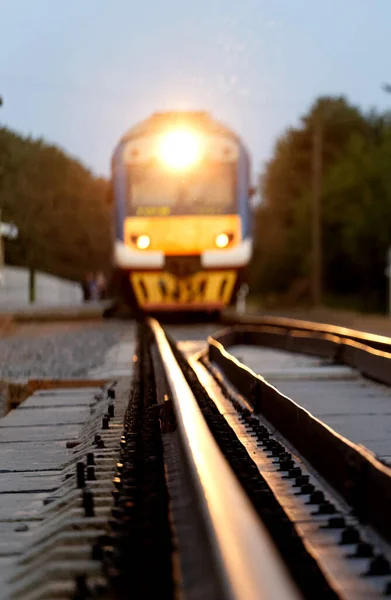 Trem Perigoso Vai Trilhos Ferroviários Noite 2020 — Fotografia de Stock