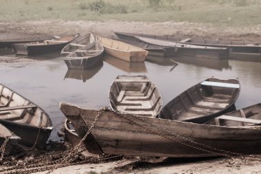 2020 Gölü körfezinde köy balıkçılarının ahşap tekneleri.