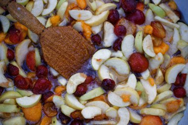 Meyve reçeli reçel reçeli ve doğranmış meyveli 2020 şurubu yapmak