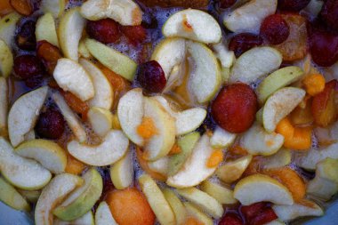 Meyve reçeli reçel reçeli ve doğranmış meyveli 2020 şurubu yapmak