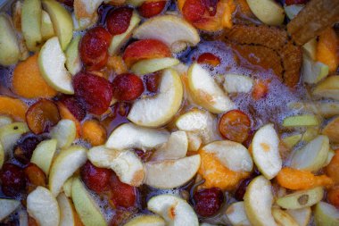 Meyve reçeli reçel reçeli ve doğranmış meyveli 2020 şurubu yapmak