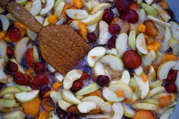 Meyve reçeli reçel reçeli ve doğranmış meyveli 2020 şurubu yapmak