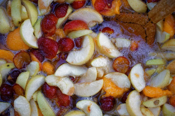 Meyve reçeli reçel reçeli ve doğranmış meyveli 2020 şurubu yapmak