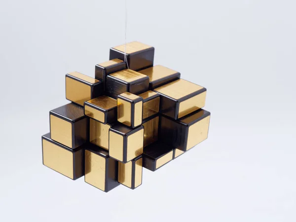 Cubes Différentes Tailles Dans Une Pyramide Sur Fond Blanc 2020 — Photo