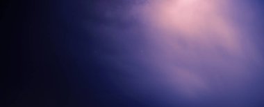 Mavi gökyüzünde parlak sarı şimşek 2020