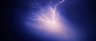 Mavi gökyüzünde parlak sarı şimşek 2020