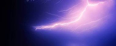 Mavi gökyüzünde parlak sarı şimşek 2020