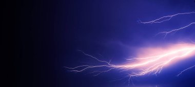 Mavi gökyüzünde parlak sarı şimşek 2020