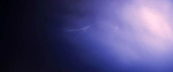Fulmine Giallo Brillante Sul Cielo Blu Scuro 2020 — Foto Stock