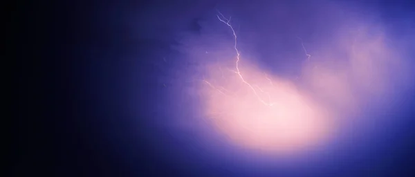 Relâmpago Amarelo Brilhante Céu Escuro Azul 2020 — Fotografia de Stock