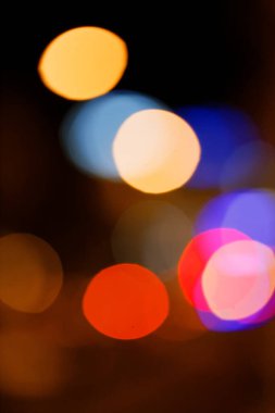 2020 'nin karanlık arka planında hafif daireler çiziyor.