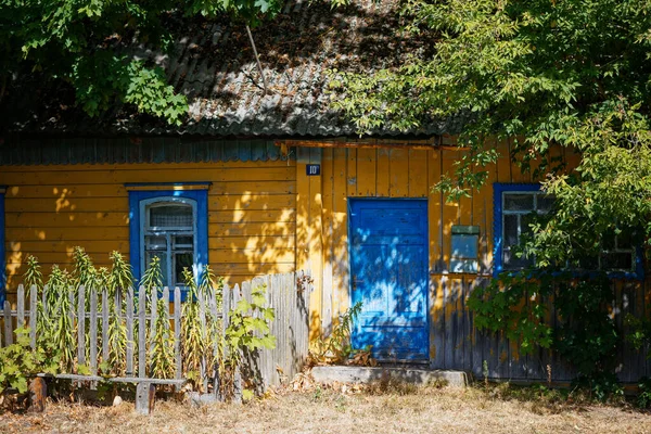 緑の茂みに覆われた古い村の家2020 — ストック写真