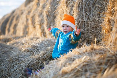 2020 'de çocuklar bir saman yığınıyla oynuyorlar.