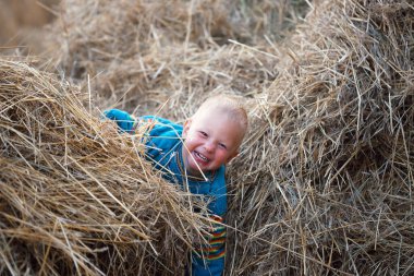 2020 'de çocuklar bir saman yığınıyla oynuyorlar.