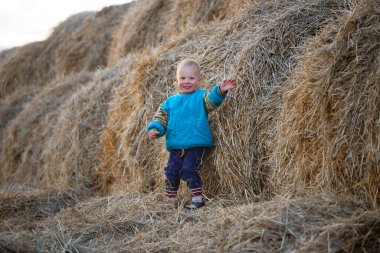 2020 'de çocuklar bir saman yığınıyla oynuyorlar.
