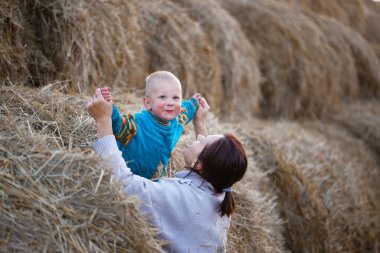 2020 'de anne ve küçük oğlu bir saman yığınının içinde.