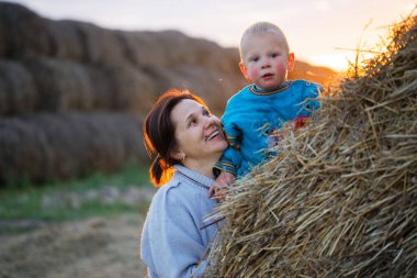 2020 'de anne ve küçük oğlu bir saman yığınının içinde.