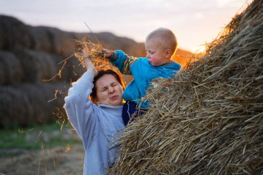 2020 'de anne ve küçük oğlu bir saman yığınının içinde.
