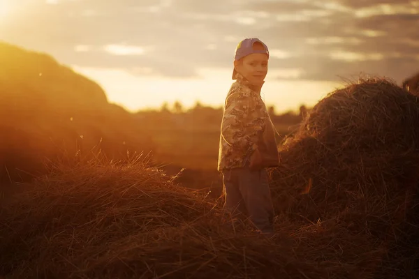 Děti Při Západu Slunce 2020 Hrají Stohem Slámy — Stock fotografie
