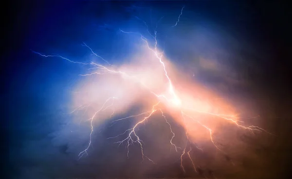 Starker Blitzeinschlag Nachthimmel 2020 — Stockfoto