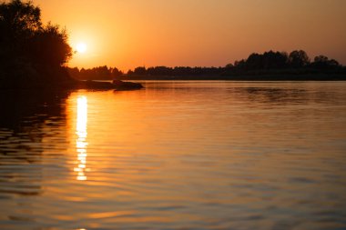 2020 nehrinin üzerinde güzel, kırmızı bir gün batımı.