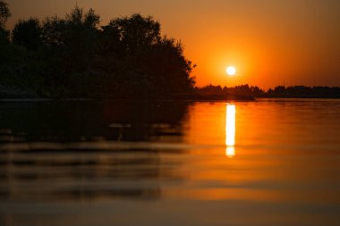 2020 nehrinin üzerinde güzel, kırmızı bir gün batımı.