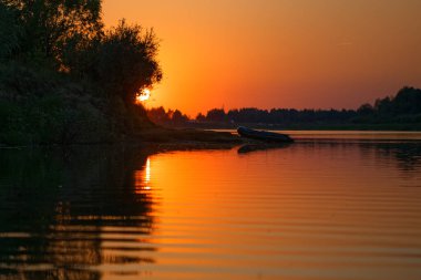 2020 nehrinin üzerinde güzel, kırmızı bir gün batımı.