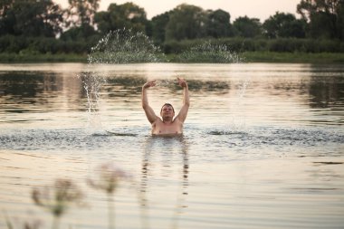 2020 'de adam nehirde yüzer.