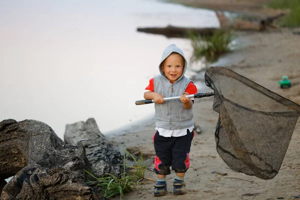 Kleiner Junge Angelt Mit Netz Nach Fisch 2020 — Stockfoto