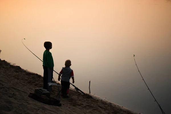 Παιδιά Ψαράδες Στην Όχθη Του Ποταμού Κατά Δύση Του 2020 — Φωτογραφία Αρχείου
