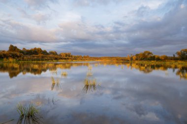 2020 'de gün batımında nehrin üzerinde renkli bir gökyüzü.