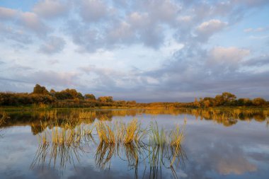2020 'de gün batımında nehrin üzerinde renkli bir gökyüzü.