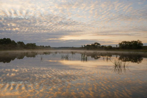 Färgglad Kväll Himmel Över Floden Vid Solnedgången 2020 — Stockfoto