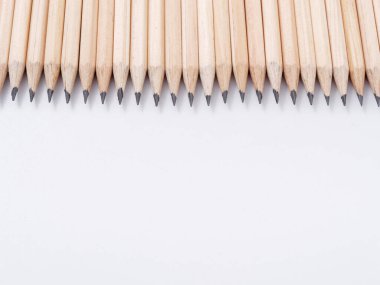 Beyaz arka plan 2020 'de bir sürü basit kurşun kalem.