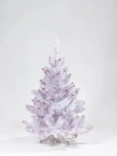 白色背景下的人造圣诞树 — 图库照片