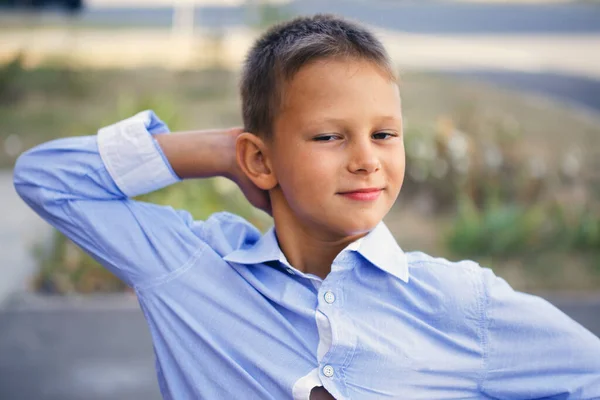 Close Portret Van Een Vrolijke Grappige Jongen 2020 — Stockfoto