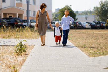 Mutlu anne çocuklarla okula gidiyor. 2020.
