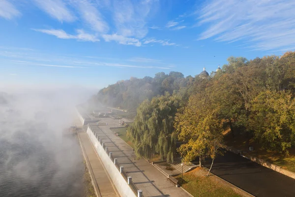 ゴメル市の堤防の上の朝の霧 — ストック写真