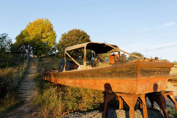 Velho Barco Enferrujado Lancha Pátio Reparação 2020 — Fotografia de Stock