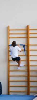 2020 'de spor salonunda jimnastik yapan çocuk.