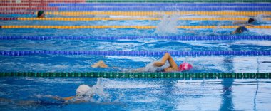 Çocuk sporcular 2020 'de havuzda yüzüyor.