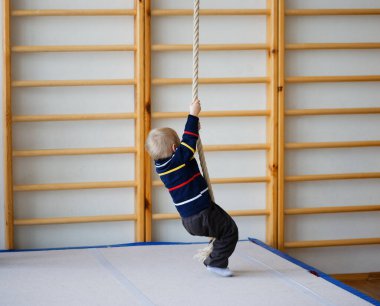 2020 'de spor salonunda jimnastik yapan çocuk.