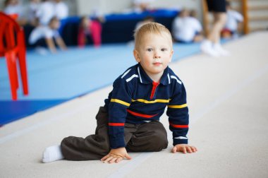 Neşeli, komik bir çocuğun portresi 2020