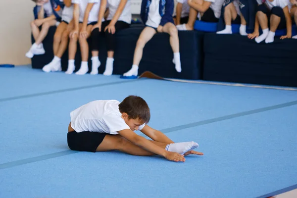 Мальчик Выполняет Гимнастические Упражнения Тренажерном Зале 2020 — стоковое фото